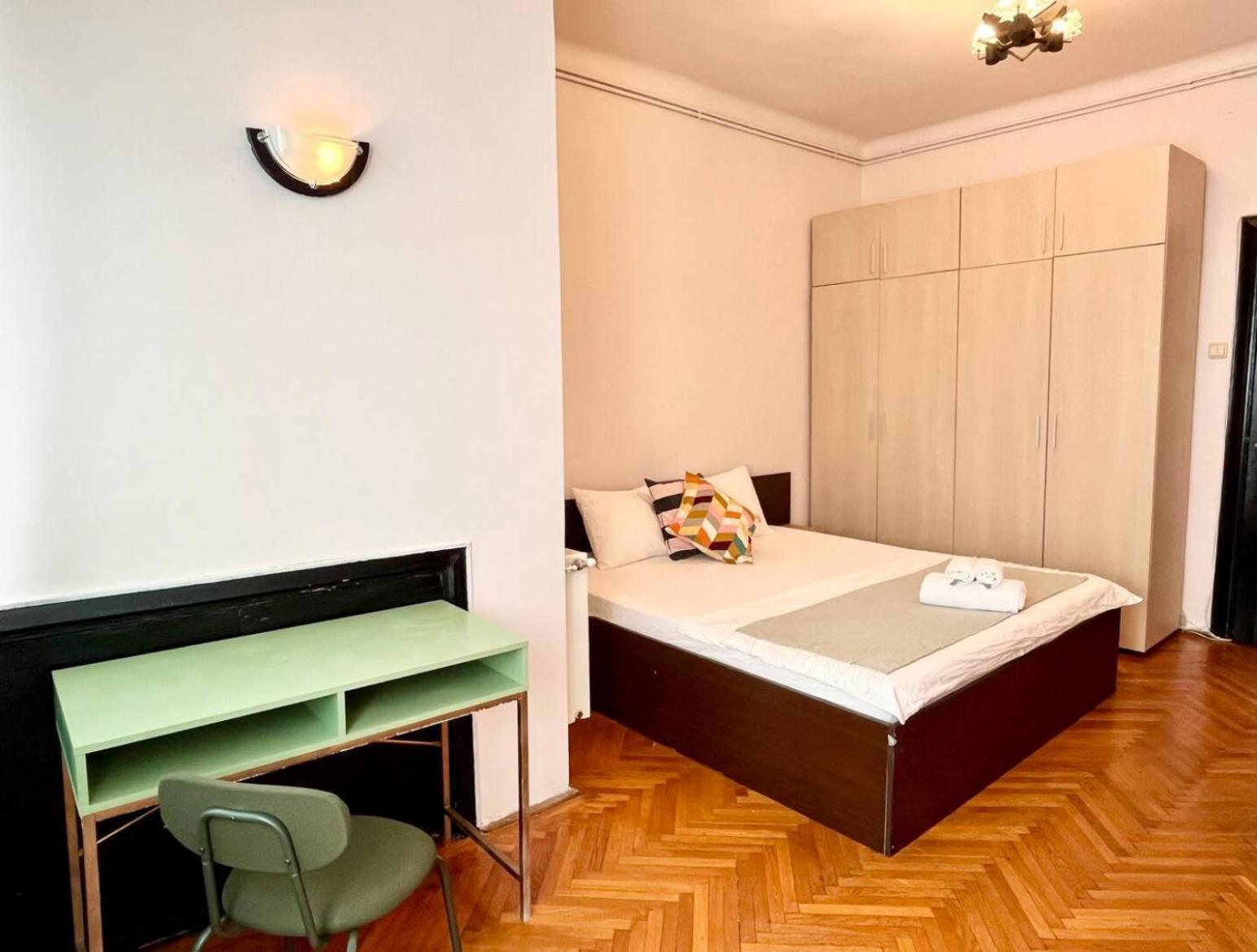 Downtown Unirii Square Private Economy Rooms With Shared Amenities 布加勒斯特 外观 照片