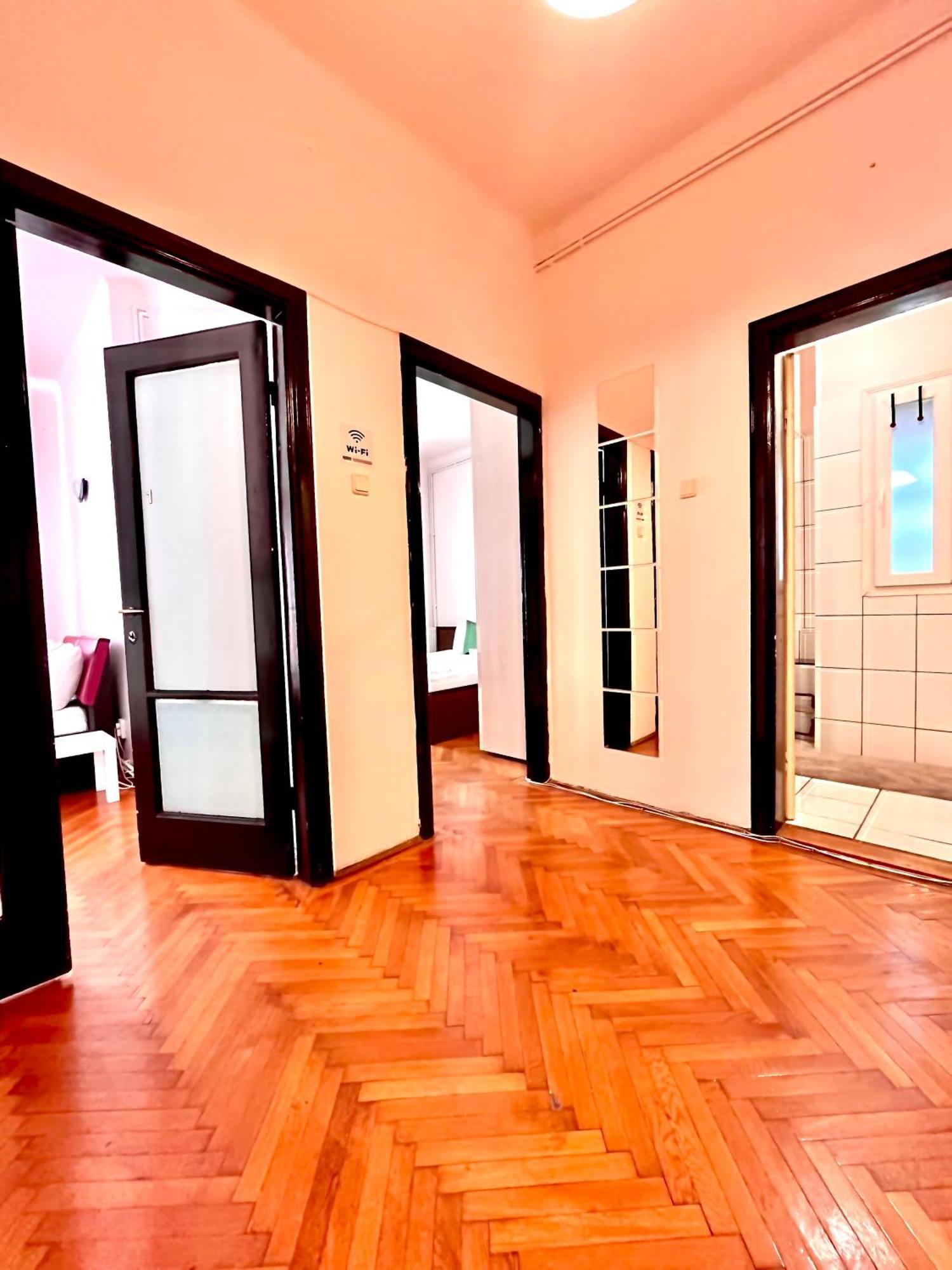 Downtown Unirii Square Private Economy Rooms With Shared Amenities 布加勒斯特 外观 照片