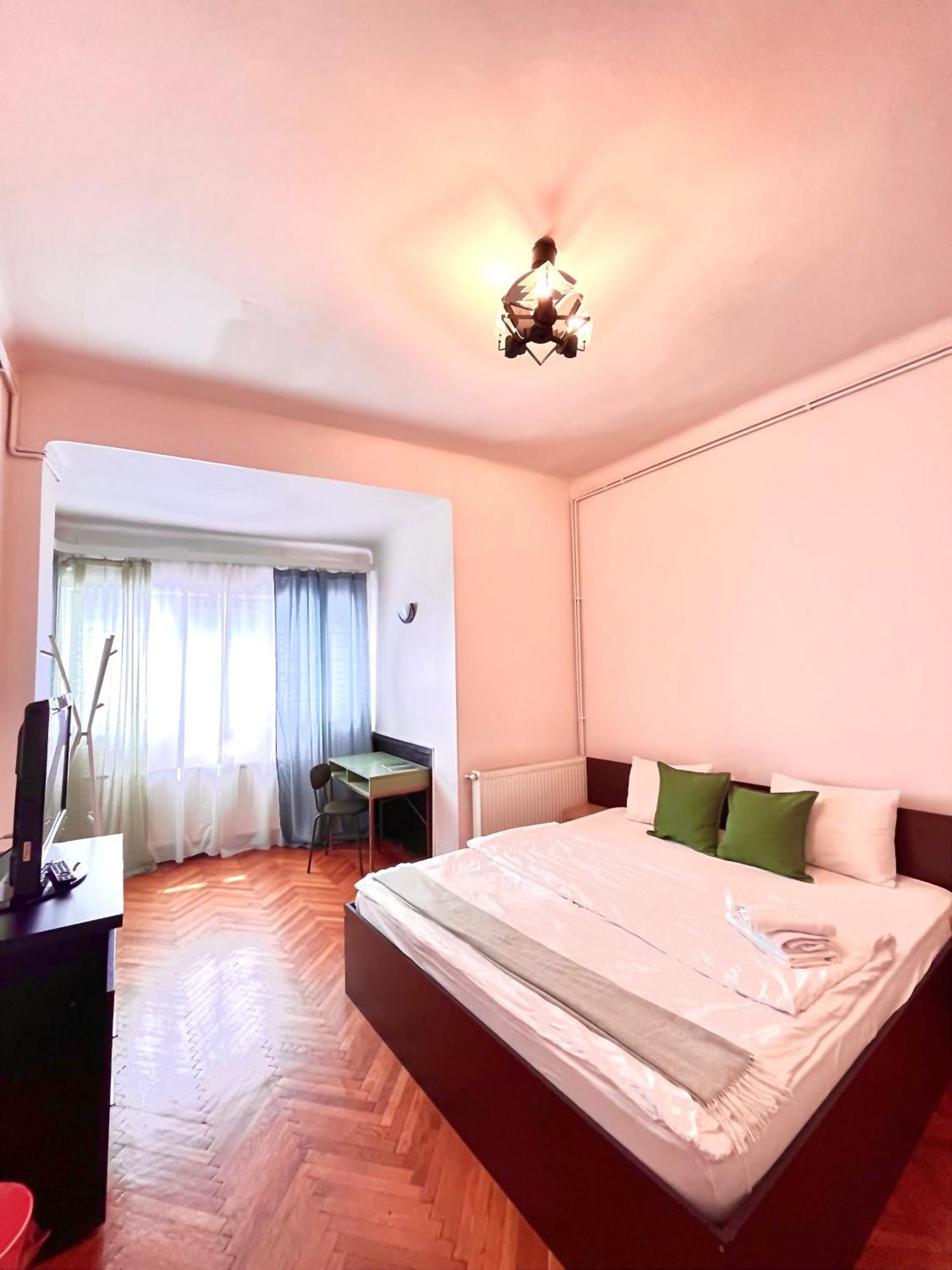 Downtown Unirii Square Private Economy Rooms With Shared Amenities 布加勒斯特 外观 照片