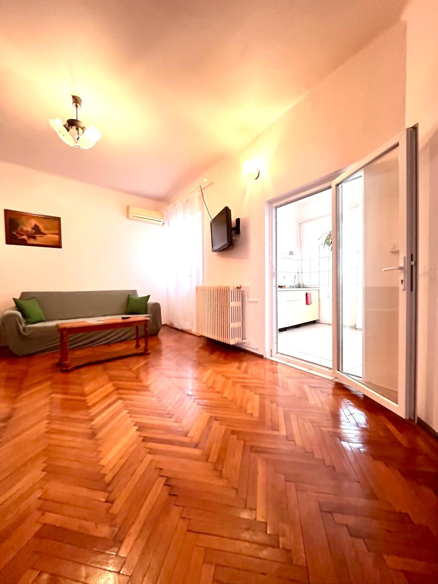 Downtown Unirii Square Private Economy Rooms With Shared Amenities 布加勒斯特 外观 照片